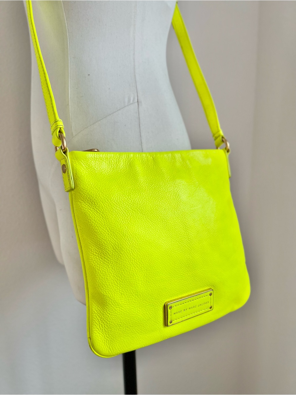 Marc by Marc Jacobs • Sia Crossbody Too Hot To Handle Neon Yellow Leather Bag - Picture 2 of 15